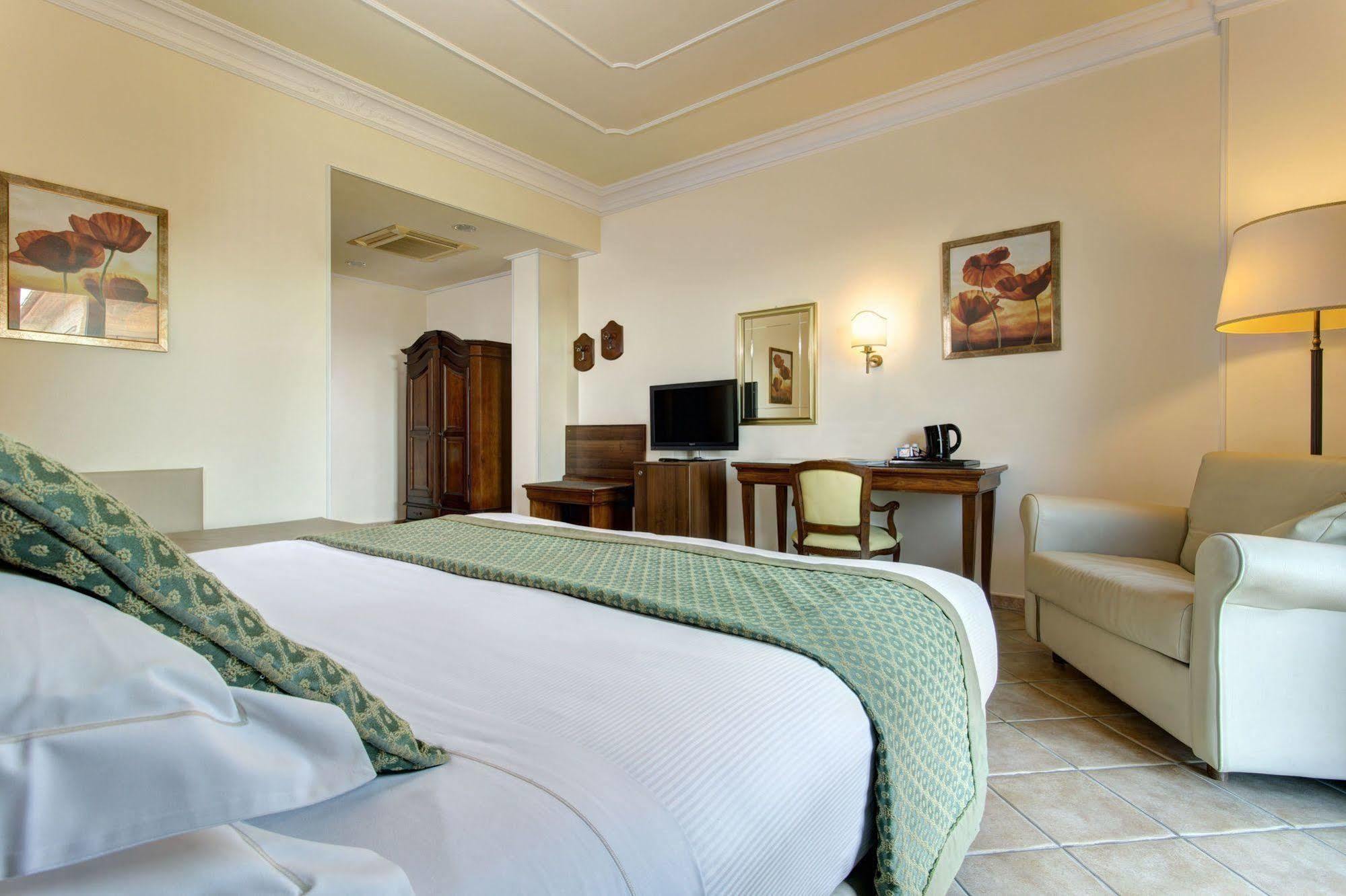 Hotel Athena 4*